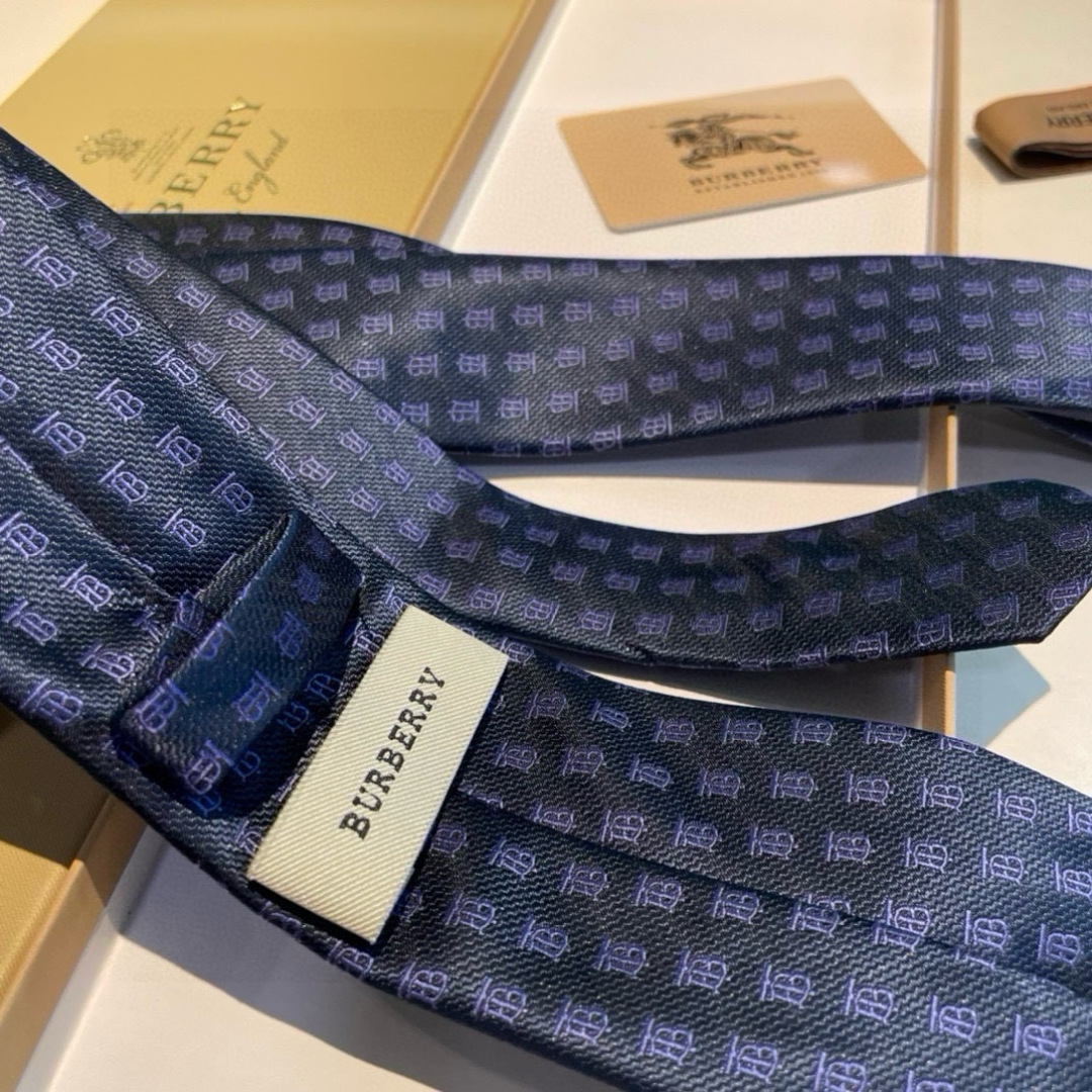特价👏B家专柜同步领带出货啦‼️‼️ 巴宝莉男士👔👔，稀有😻😻展现精湛手工与时尚优雅的理想选择，以最经典