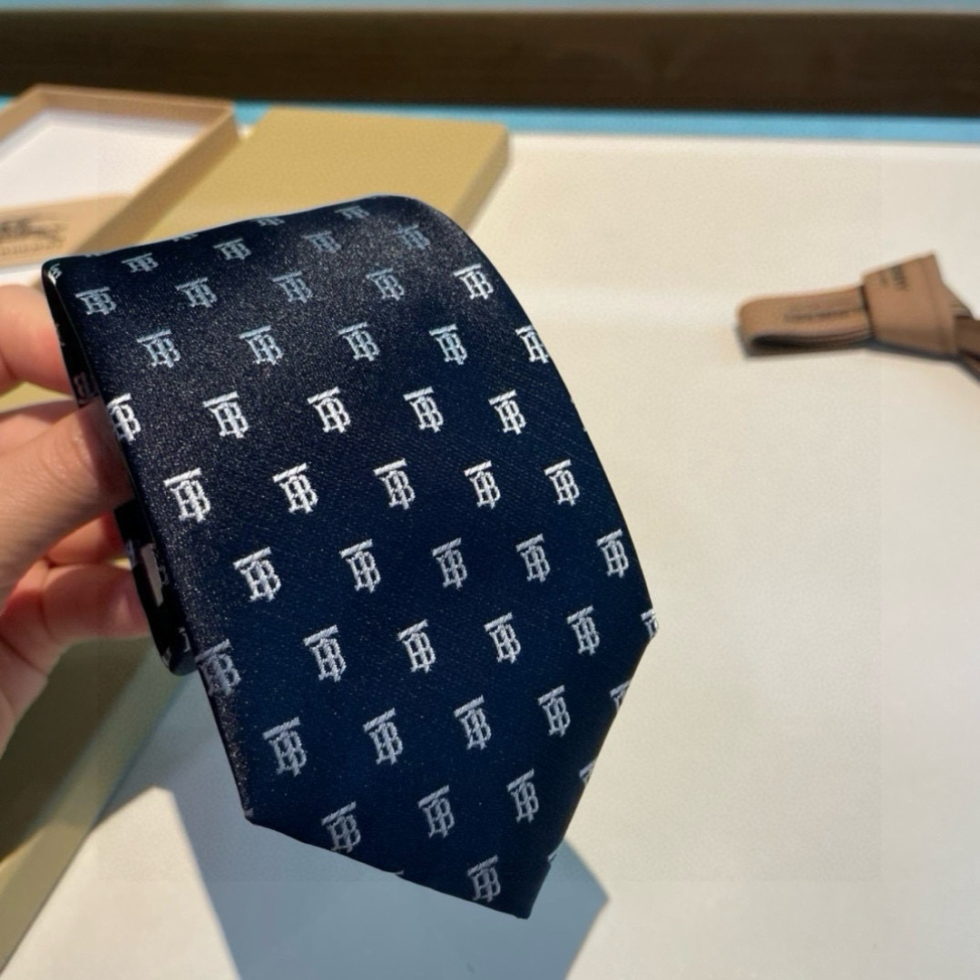 特价👏B家专柜同步领带出货啦‼️‼️ 巴宝莉男士👔👔，稀有😻😻展现精湛手工与时尚优雅的理想选择，以最经典