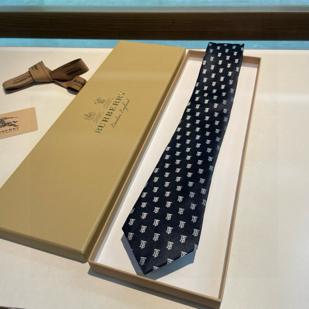 特价👏B家专柜同步领带出货啦‼️‼️ 巴宝莉男士👔👔，稀有😻😻展现精湛手工与时尚优雅的理想选择，以最经典
