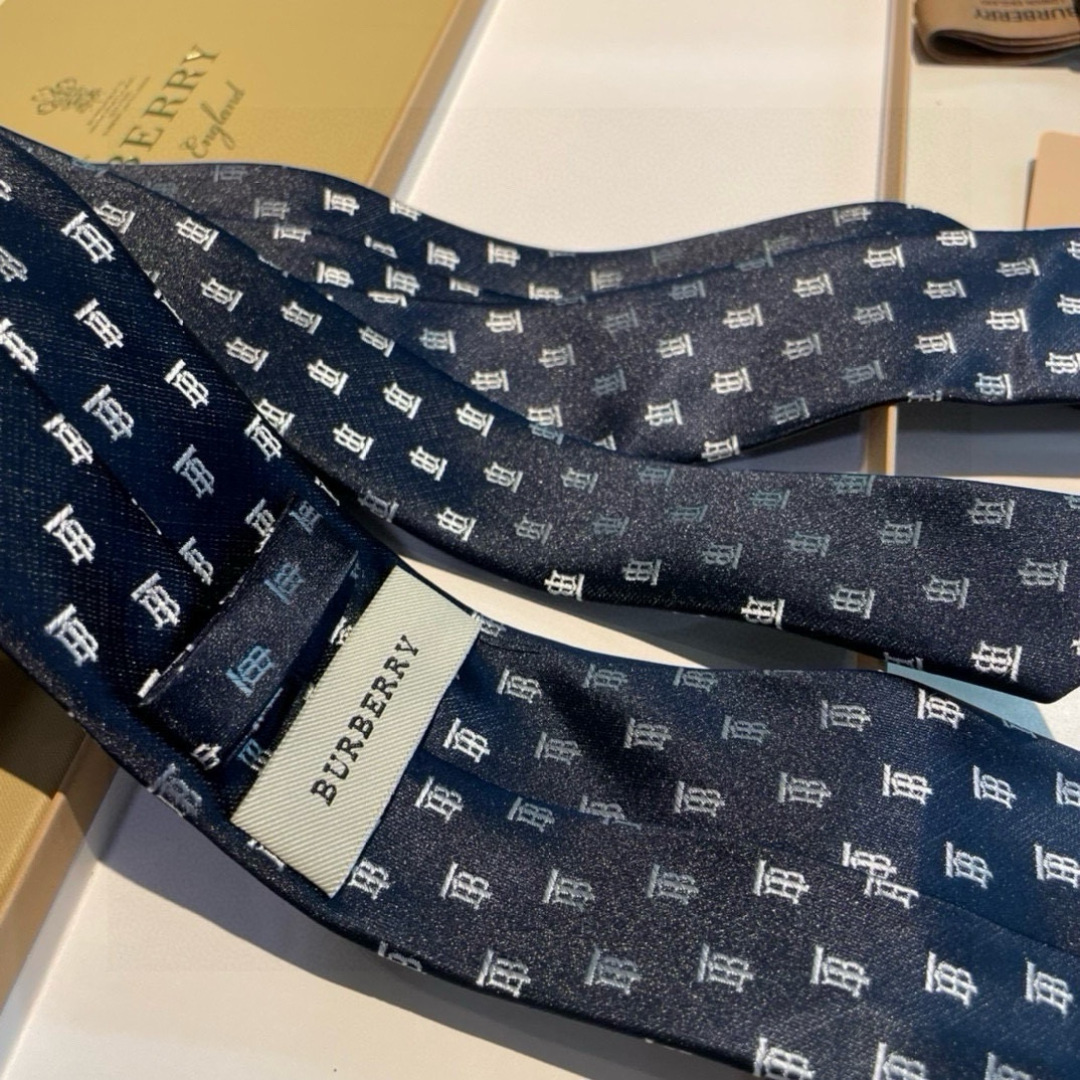 特价👏B家专柜同步领带出货啦‼️‼️ 巴宝莉男士👔👔，稀有😻😻展现精湛手工与时尚优雅的理想选择，以最经典