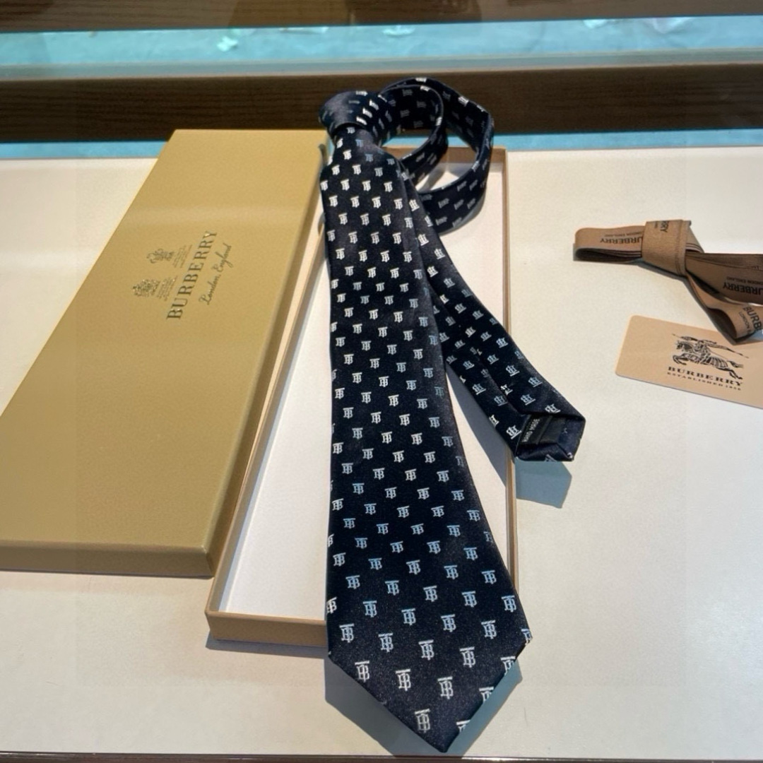 特价👏B家专柜同步领带出货啦‼️‼️ 巴宝莉男士👔👔，稀有😻😻展现精湛手工与时尚优雅的理想选择，以最经典