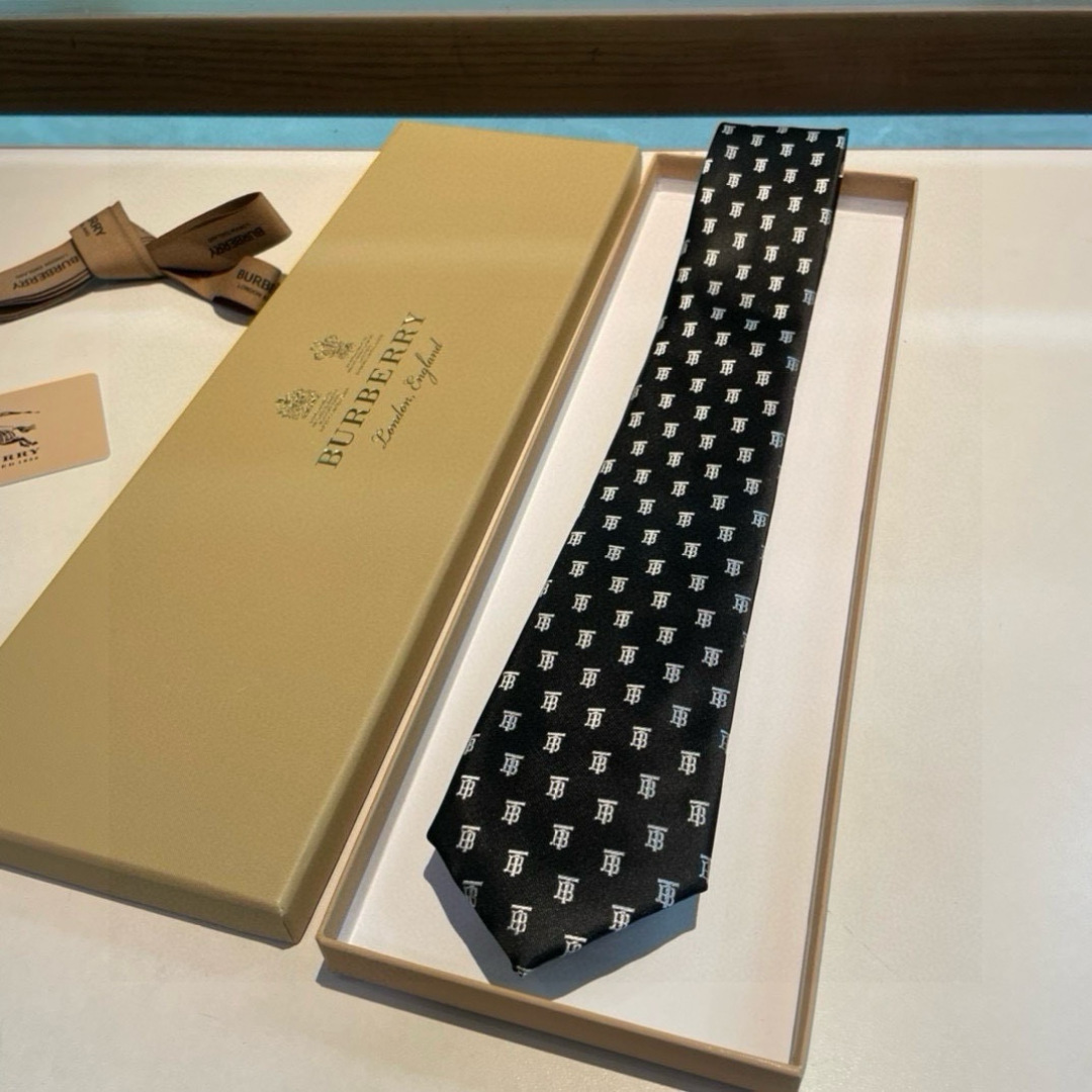 特价👏B家专柜同步领带出货啦‼️‼️ 巴宝莉男士👔👔，稀有😻😻展现精湛手工与时尚优雅的理想选择，以最经典