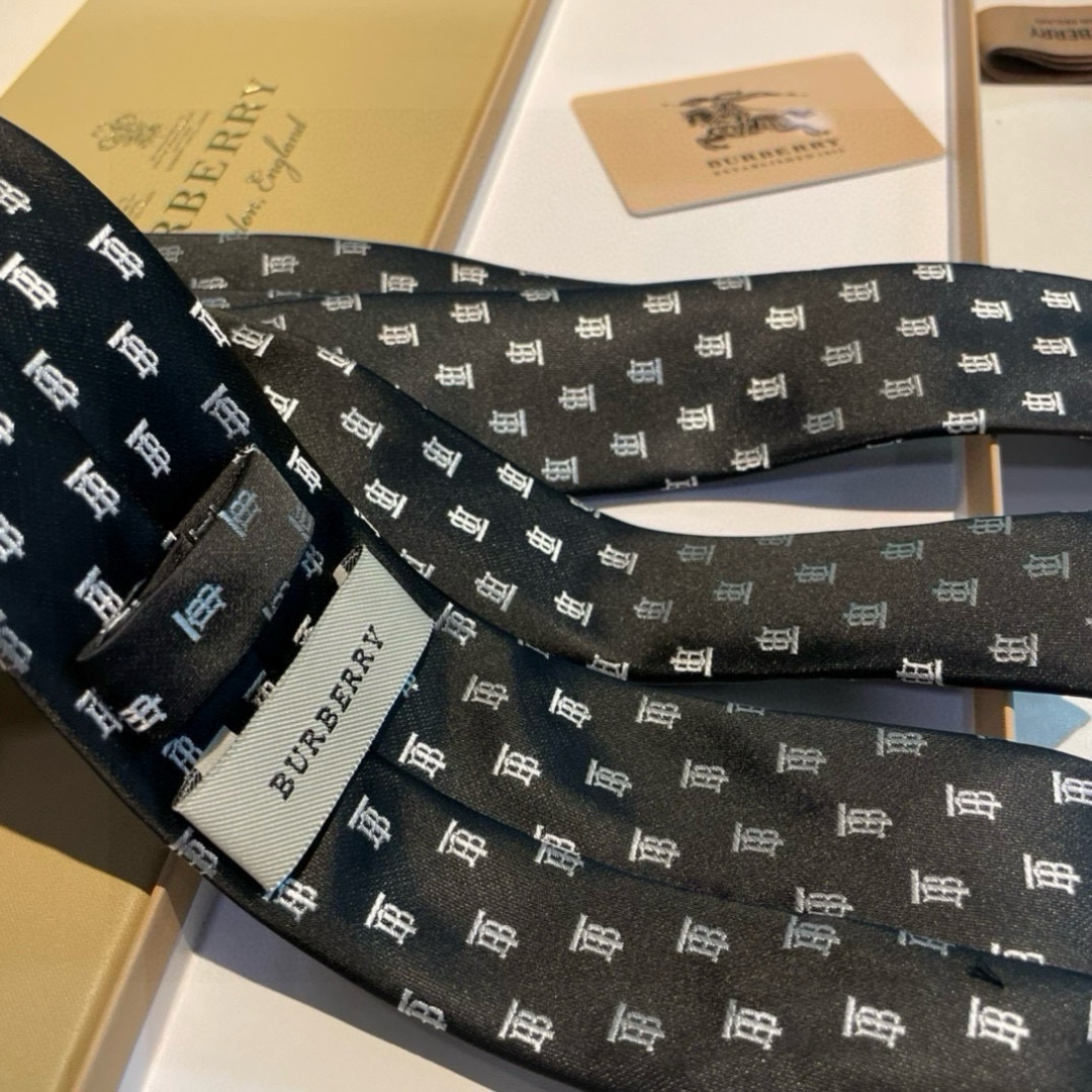 特价👏B家专柜同步领带出货啦‼️‼️ 巴宝莉男士👔👔，稀有😻😻展现精湛手工与时尚优雅的理想选择，以最经典