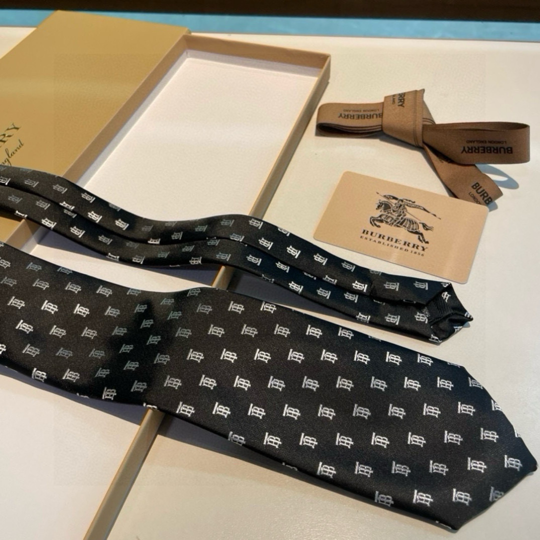特价👏B家专柜同步领带出货啦‼️‼️ 巴宝莉男士👔👔，稀有😻😻展现精湛手工与时尚优雅的理想选择，以最经典