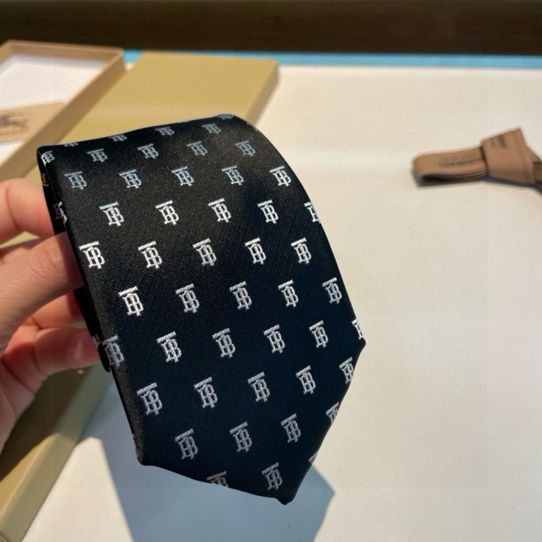 特价👏B家专柜同步领带出货啦‼️‼️ 巴宝莉男士👔👔，稀有😻😻展现精湛手工与时尚优雅的理想选择，以最经典