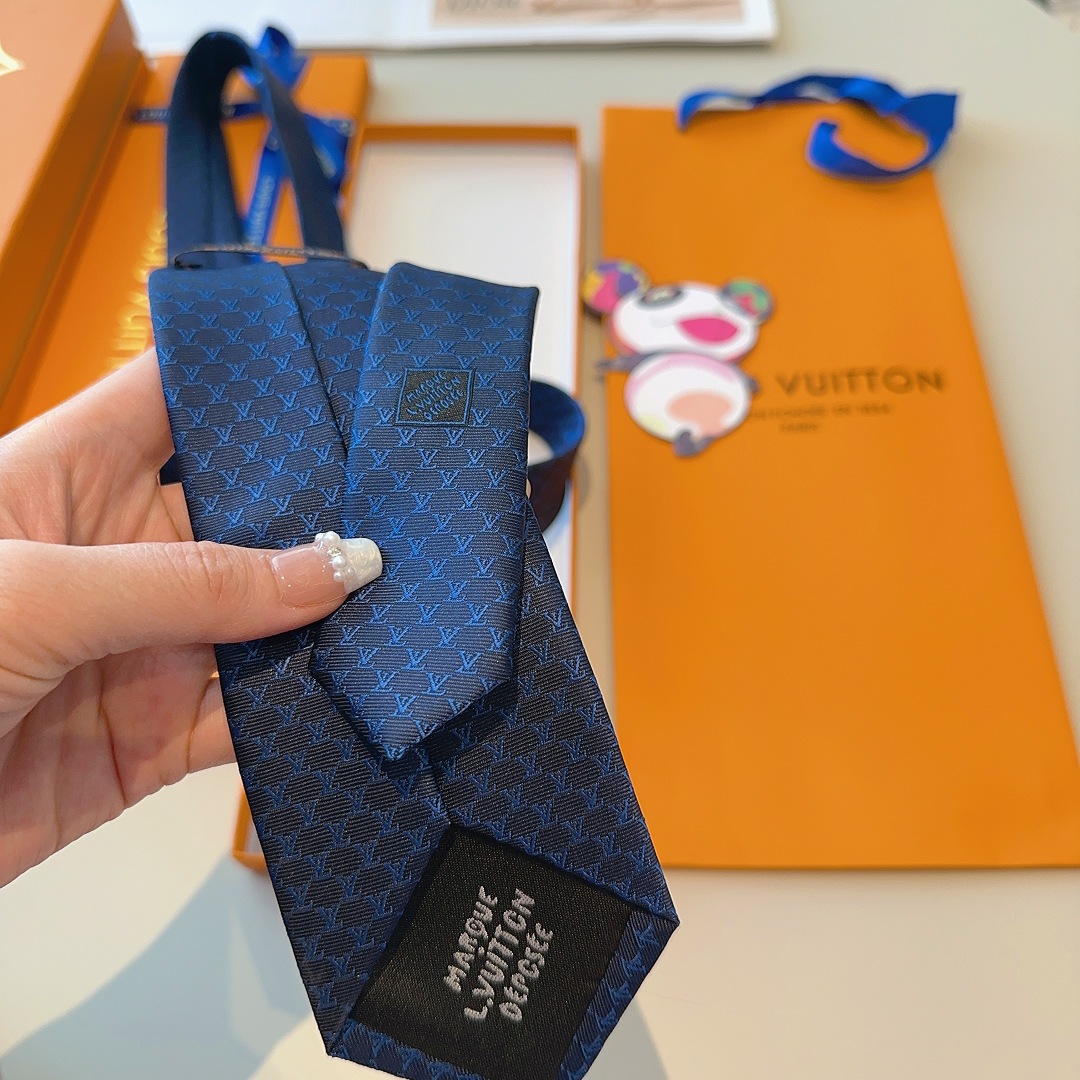 特价特 LV Fishnet桑蚕丝领带于意大利匠心打造，以品牌字母巧筑渔网图案，为经典格调注入俊朗气息

