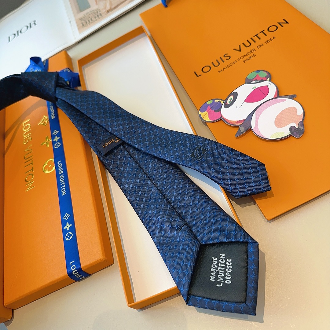特价特 LV Fishnet桑蚕丝领带于意大利匠心打造，以品牌字母巧筑渔网图案，为经典格调注入俊朗气息
