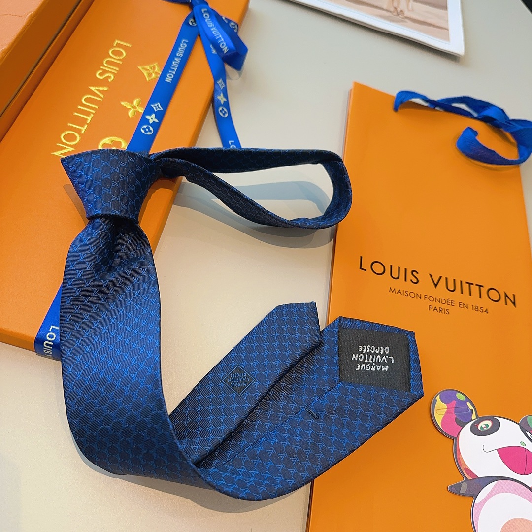 特价特 LV Fishnet桑蚕丝领带于意大利匠心打造，以品牌字母巧筑渔网图案，为经典格调注入俊朗气息
