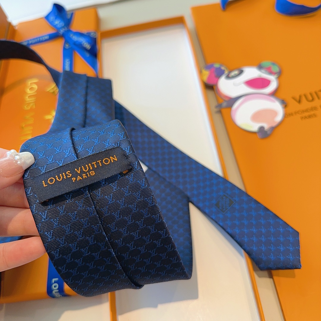 特价特 LV Fishnet桑蚕丝领带于意大利匠心打造，以品牌字母巧筑渔网图案，为经典格调注入俊朗气息
