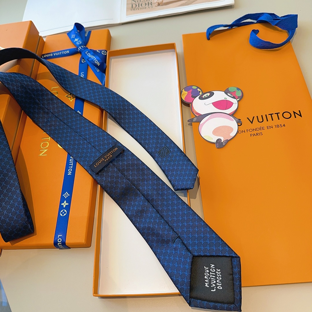特价特 LV Fishnet桑蚕丝领带于意大利匠心打造，以品牌字母巧筑渔网图案，为经典格调注入俊朗气息
