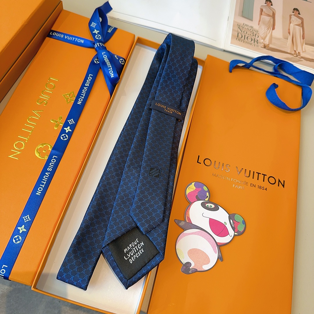 特价特 LV Fishnet桑蚕丝领带于意大利匠心打造，以品牌字母巧筑渔网图案，为经典格调注入俊朗气息
