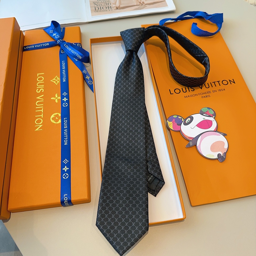 特价特 LV Fishnet桑蚕丝领带于意大利匠心打造，以品牌字母巧筑渔网图案，为经典格调注入俊朗气息
