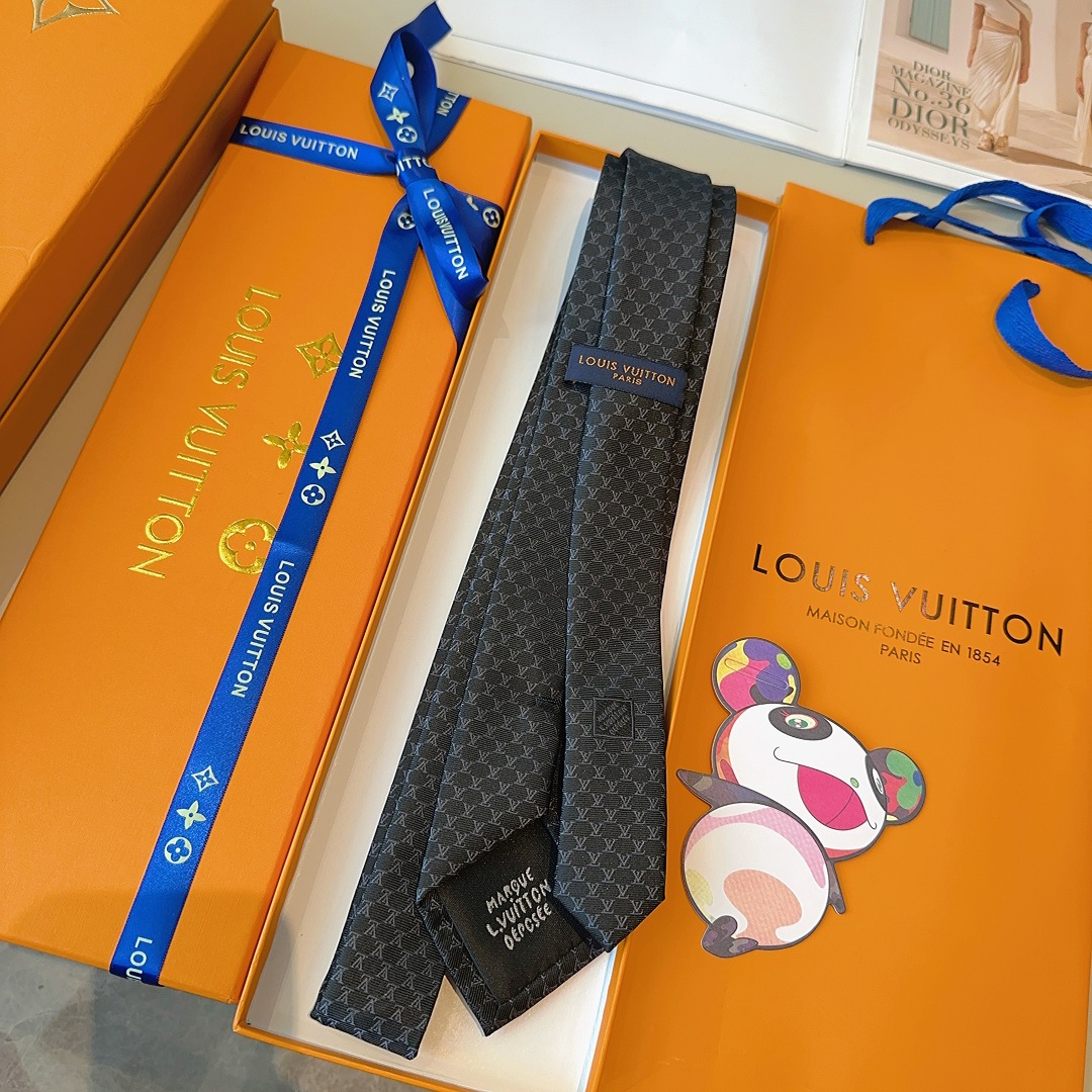 特价特 LV Fishnet桑蚕丝领带于意大利匠心打造，以品牌字母巧筑渔网图案，为经典格调注入俊朗气息

