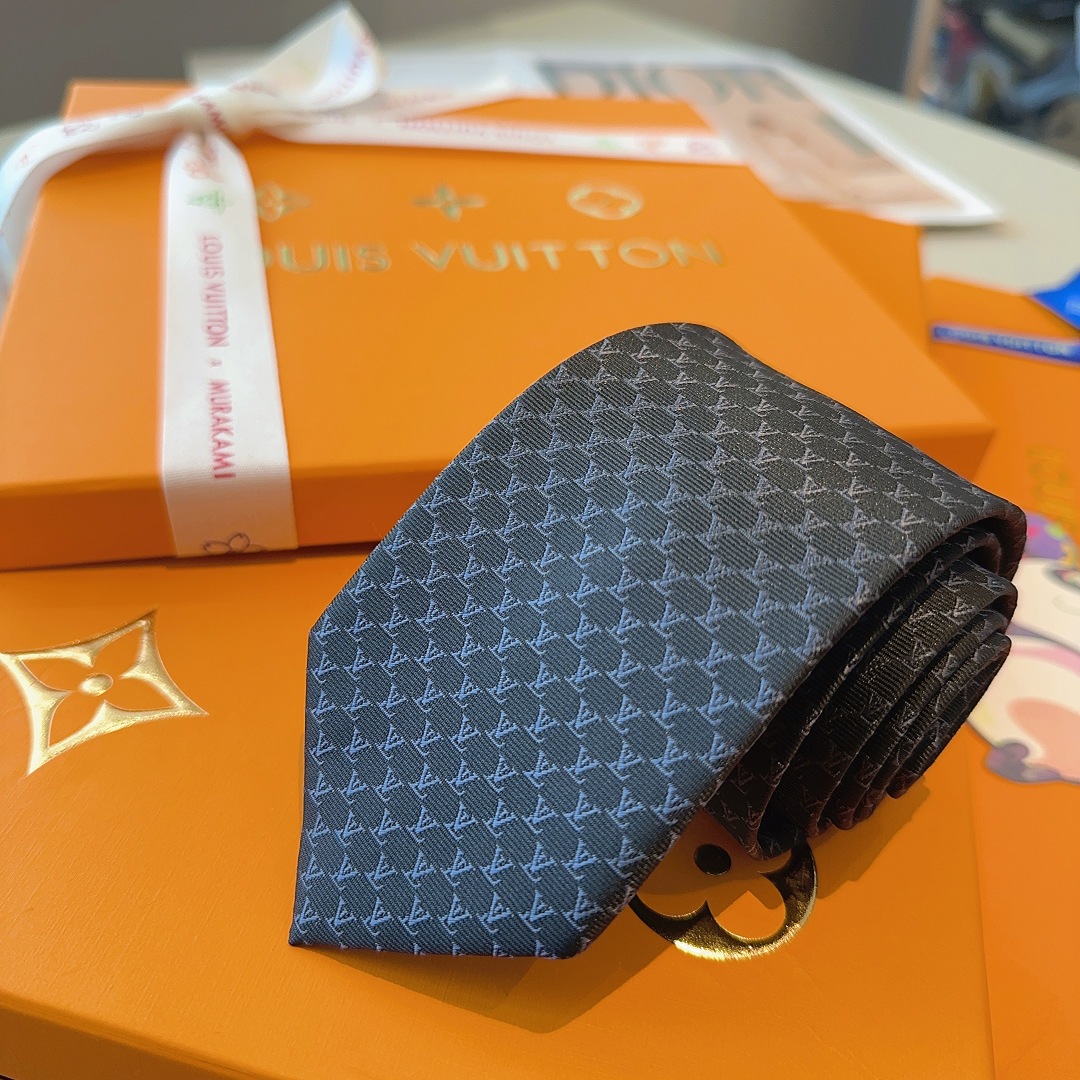 特价特 LV Fishnet桑蚕丝领带于意大利匠心打造，以品牌字母巧筑渔网图案，为经典格调注入俊朗气息
