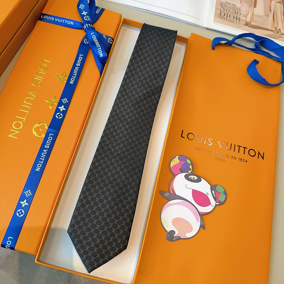 特价特 LV Fishnet桑蚕丝领带于意大利匠心打造，以品牌字母巧筑渔网图案，为经典格调注入俊朗气息
