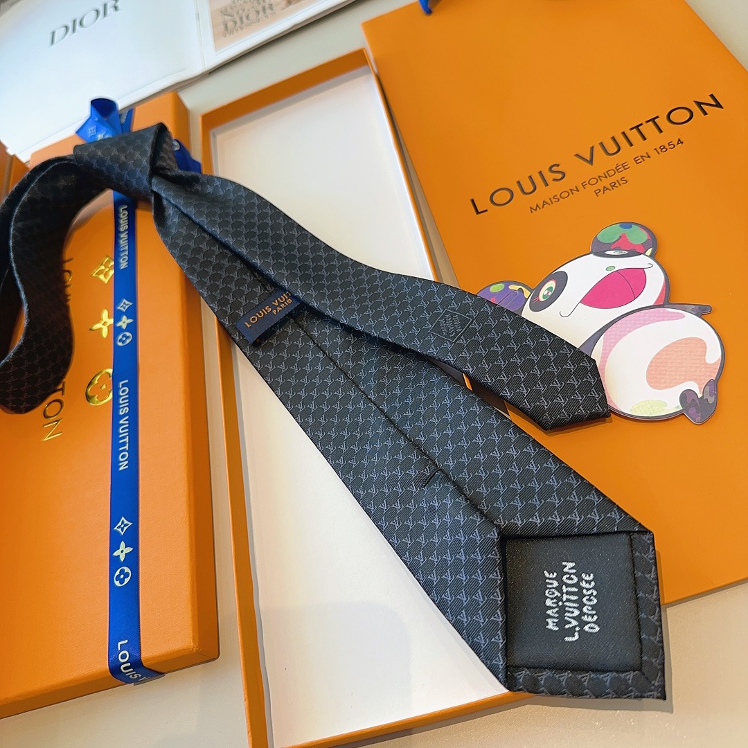 特价特 LV Fishnet桑蚕丝领带于意大利匠心打造，以品牌字母巧筑渔网图案，为经典格调注入俊朗气息
