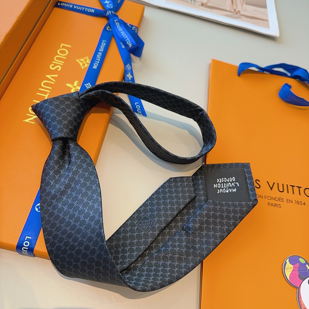 特价特 LV Fishnet桑蚕丝领带于意大利匠心打造，以品牌字母巧筑渔网图案，为经典格调注入俊朗气息
