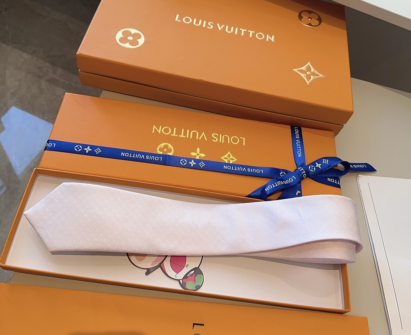 特价特 LV Fishnet桑蚕丝领带于意大利匠心打造，以品牌字母巧筑渔网图案，为经典格调注入俊朗气息
