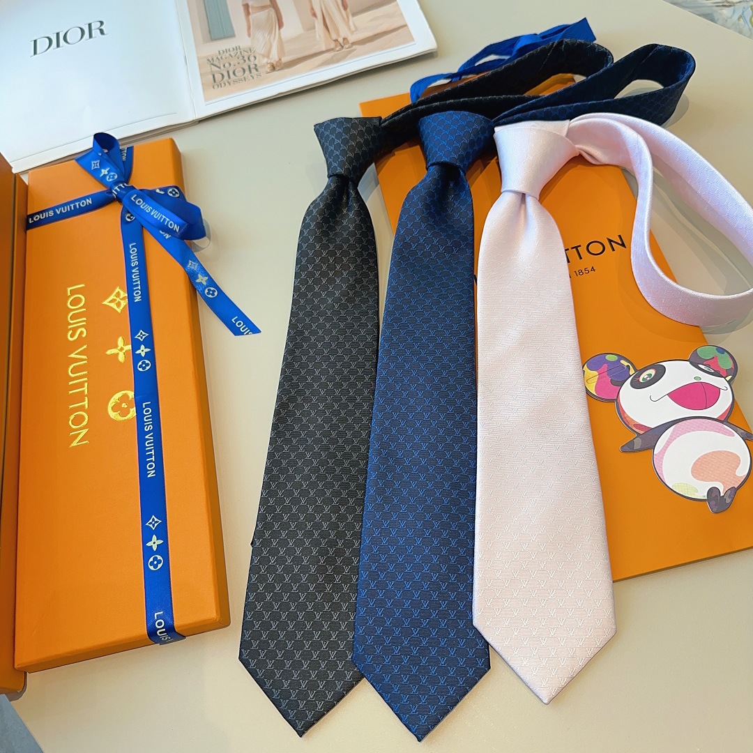 特价特 LV Fishnet桑蚕丝领带于意大利匠心打造，以品牌字母巧筑渔网图案，为经典格调注入俊朗气息

