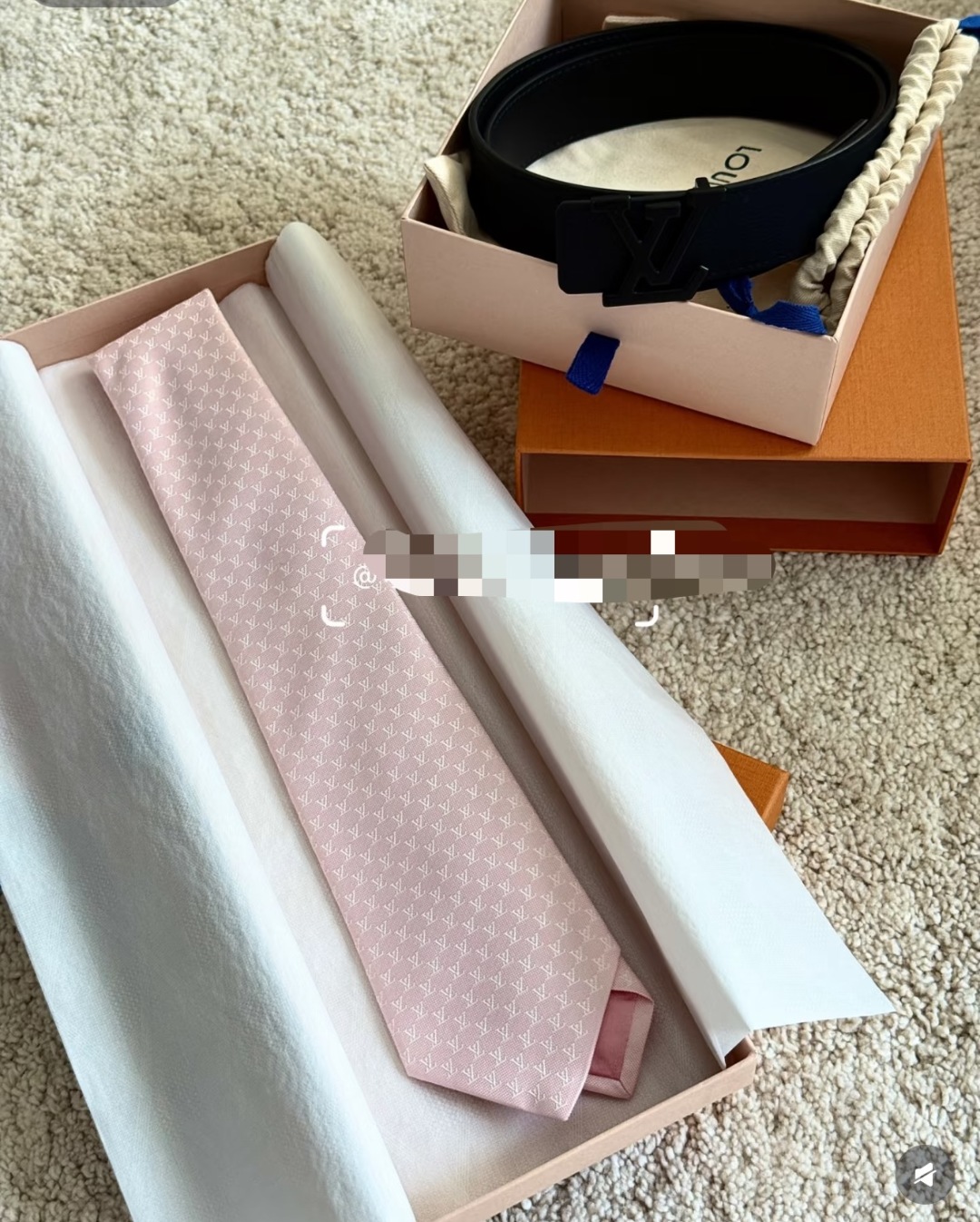 特价特 LV Fishnet桑蚕丝领带于意大利匠心打造，以品牌字母巧筑渔网图案，为经典格调注入俊朗气息
