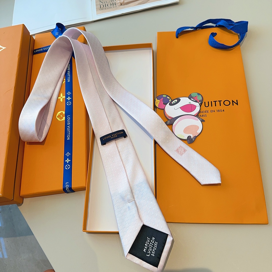 特价特 LV Fishnet桑蚕丝领带于意大利匠心打造，以品牌字母巧筑渔网图案，为经典格调注入俊朗气息
