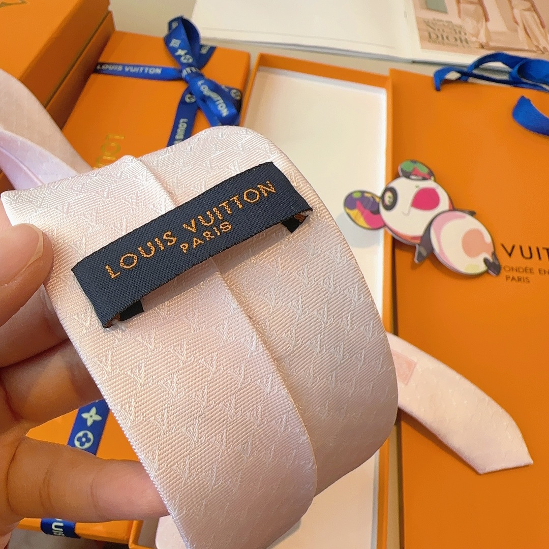 特价特 LV Fishnet桑蚕丝领带于意大利匠心打造，以品牌字母巧筑渔网图案，为经典格调注入俊朗气息
