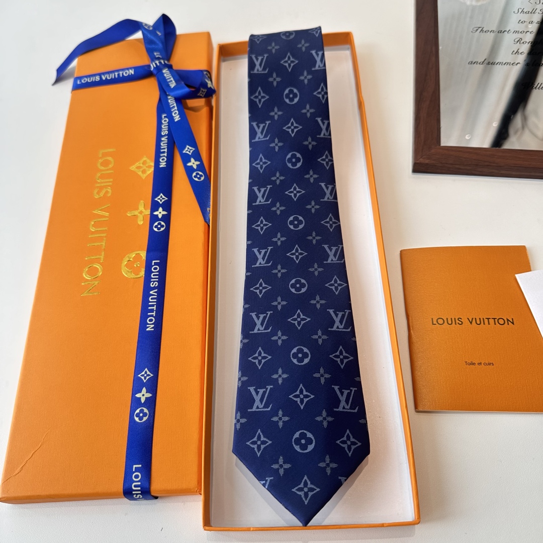 特价特 👏👏专柜同歩👔👔精致的小Logo提花，低调奢华大气的配色，这款领带将Lv标志性的Damier图案