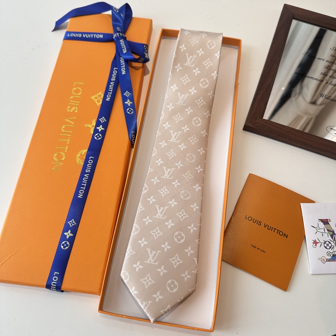 特价特 👏👏专柜同歩👔👔精致的小Logo提花，低调奢华大气的配色，这款领带将Lv标志性的Damier图案