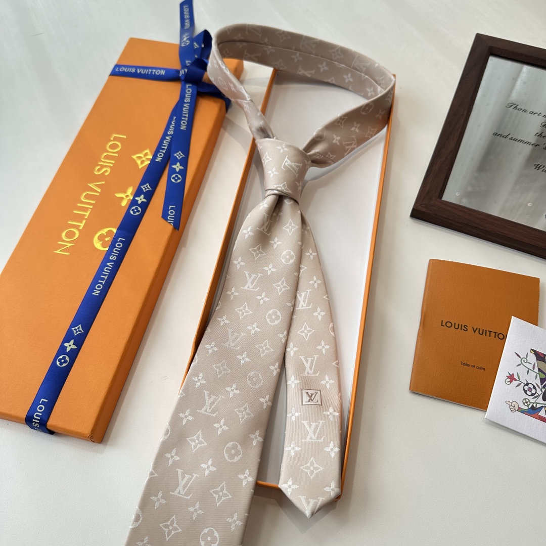 特价特 👏👏专柜同歩👔👔精致的小Logo提花，低调奢华大气的配色，这款领带将Lv标志性的Damier图案