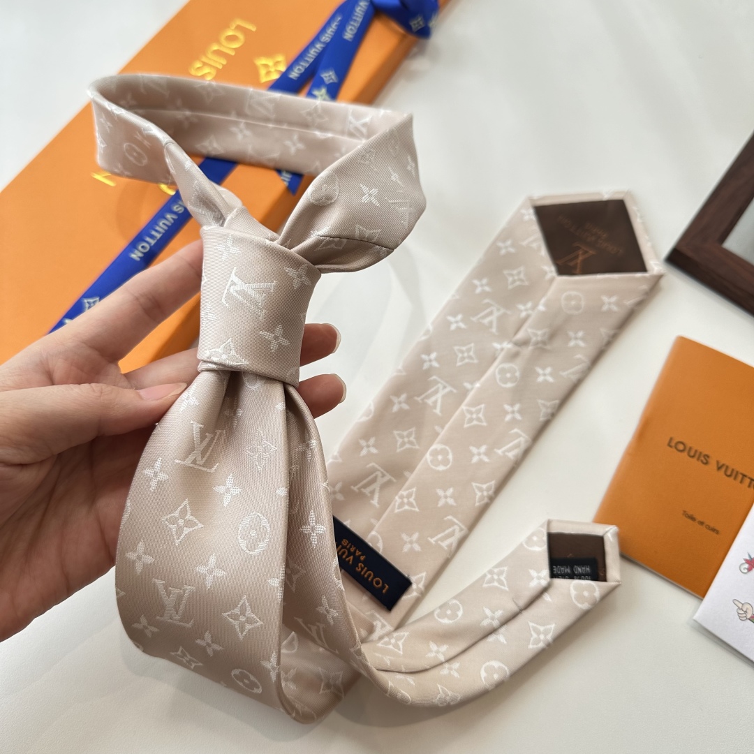 特价特 👏👏专柜同歩👔👔精致的小Logo提花，低调奢华大气的配色，这款领带将Lv标志性的Damier图案