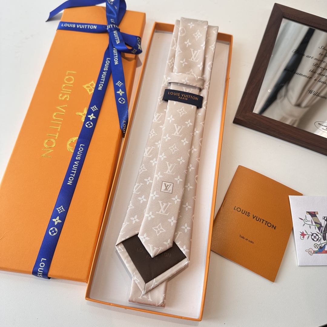 特价特 👏👏专柜同歩👔👔精致的小Logo提花，低调奢华大气的配色，这款领带将Lv标志性的Damier图案
