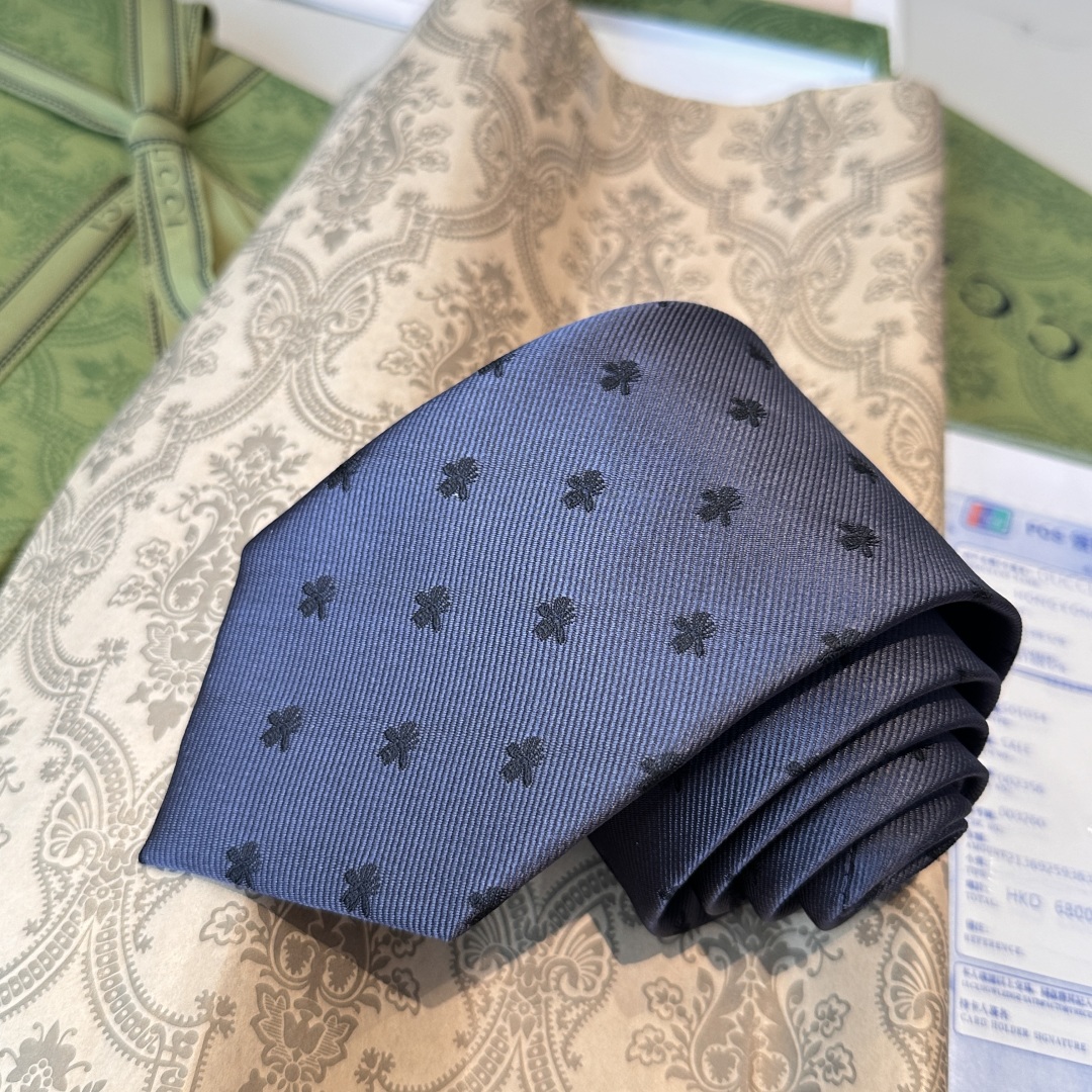 特价👏👏上新🥁🎉G家男士领带系列👔👔，稀有🐝🐝展现精湛手工与时尚优雅的理想选择，这款领带将标志性的主题动
