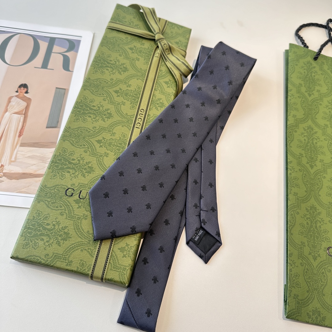 特价👏👏上新🥁🎉G家男士领带系列👔👔，稀有🐝🐝展现精湛手工与时尚优雅的理想选择，这款领带将标志性的主题动