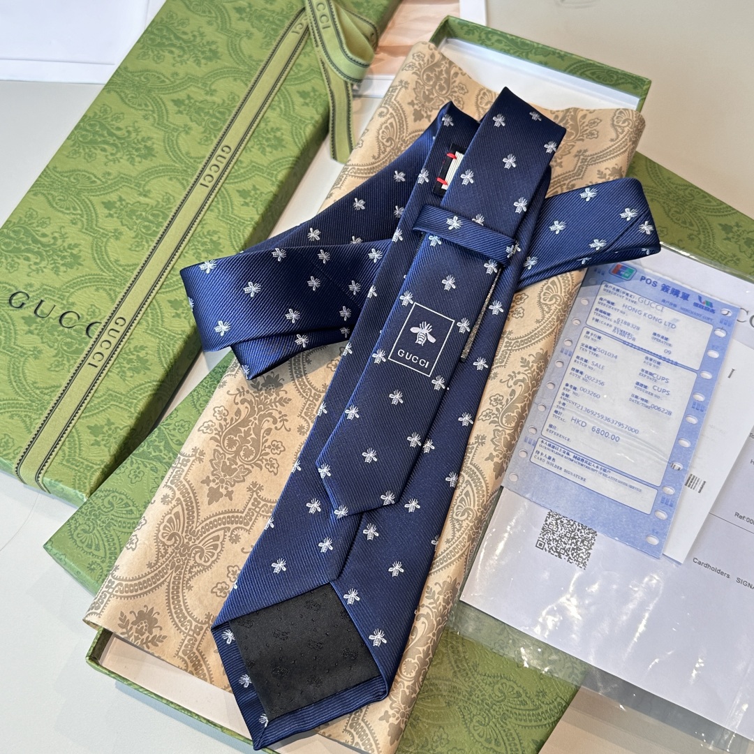 特价👏👏上新🥁🎉G家男士领带系列👔👔，稀有🐝🐝展现精湛手工与时尚优雅的理想选择，这款领带将标志性的主题动
