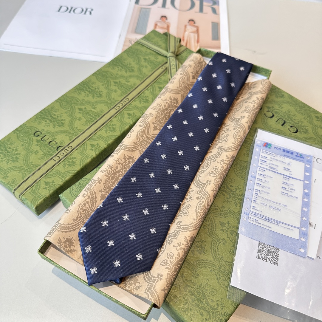 特价👏👏上新🥁🎉G家男士领带系列👔👔，稀有🐝🐝展现精湛手工与时尚优雅的理想选择，这款领带将标志性的主题动