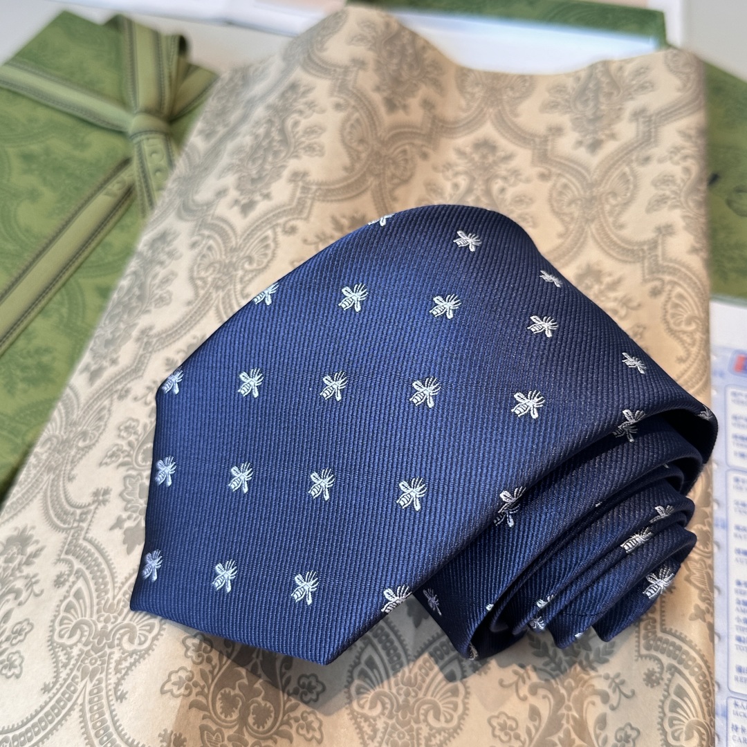 特价👏👏上新🥁🎉G家男士领带系列👔👔，稀有🐝🐝展现精湛手工与时尚优雅的理想选择，这款领带将标志性的主题动
