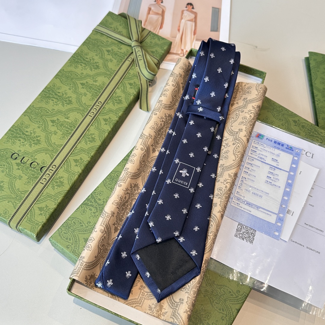 特价👏👏上新🥁🎉G家男士领带系列👔👔，稀有🐝🐝展现精湛手工与时尚优雅的理想选择，这款领带将标志性的主题动