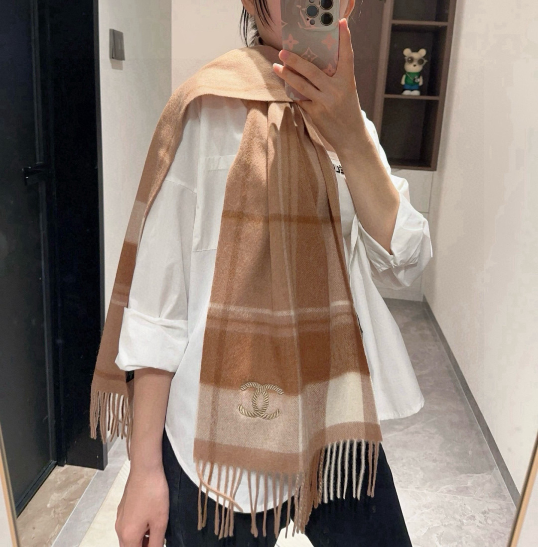 NO:340212,[CHANEL·Chanel] Like to have good looks, high-quality personal products, no matter how you match them, they are full of temperament. The best cashmere water-ripped scarf, the ingredients support detection, soft and delicate feel, fried chicken is invincible. In short, both the fabric and the craftsmanship are the kind of high-end feeling!  You should know that this type of goods is only produced in small quantities, and this batch of orders is also super strict. The quantity is very small. The hand is fast, hand is slow, size 30*180cm cashmere high-version scarf, high-version scarf, chanel, chanel, chanel19860909【CHANEL·香奈儿】喜欢有颜值,高质量的亲可入手,名媛单品,无论怎么搭配都是满满的气质感,极品山羊绒水波纹小围巾,成份支持检测手感柔软细腻炒鸡无敌,总之无论是面料还是工艺都是那种一看就很高级的感觉！要知道这类货也只有少量生产,这批订单也是监控超级严格流出来的数量极少手快有手慢无size30*180cm羊绒高版本围巾,高版本围巾,chanel,chanel,scarf