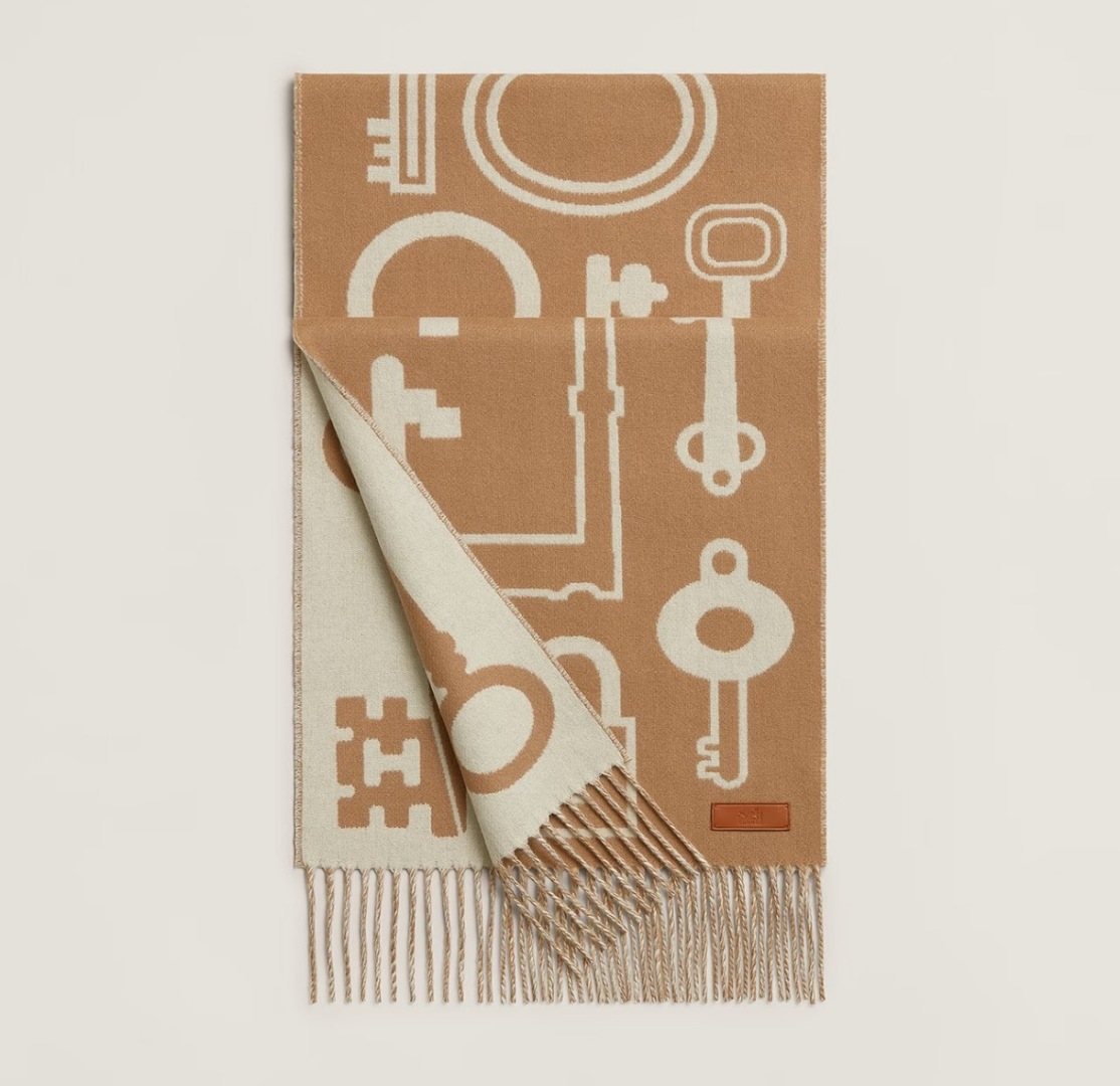 NO:340229,A H-key double-sided cashmere scarf that the entire network loves, Casaque Porte-Clefs is soft and delicate to the touch, soft and lightly wrapped like a cloud. Unique design pattern demonstrates the brand's excellent artistic taste and exquisite craftsmanship. Whether it is a daily match or a gift for relatives and friends, it is an impeccable choice. Size 30180 High-version scarf, High-version scarf19860909全网都爱的一款H钥匙双面羊绒围巾,Casaque Porte-Clefs 触感柔软细腻 软软绵绵如云朵般轻盈包裹  独特的设计图案 彰显品牌卓越的艺术品味与精湛工艺  无论是作为日常搭配还是赠予亲朋的礼物 都是无可挑剔的选择,尺寸30180 高版本围巾,高版本围巾,scarf