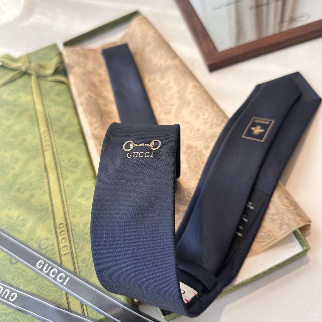 特价特批 G家专柜新款男士领带👔👔，稀有采用经典小G LOGO提花展现精湛手工与时尚优雅的理想选择，这款