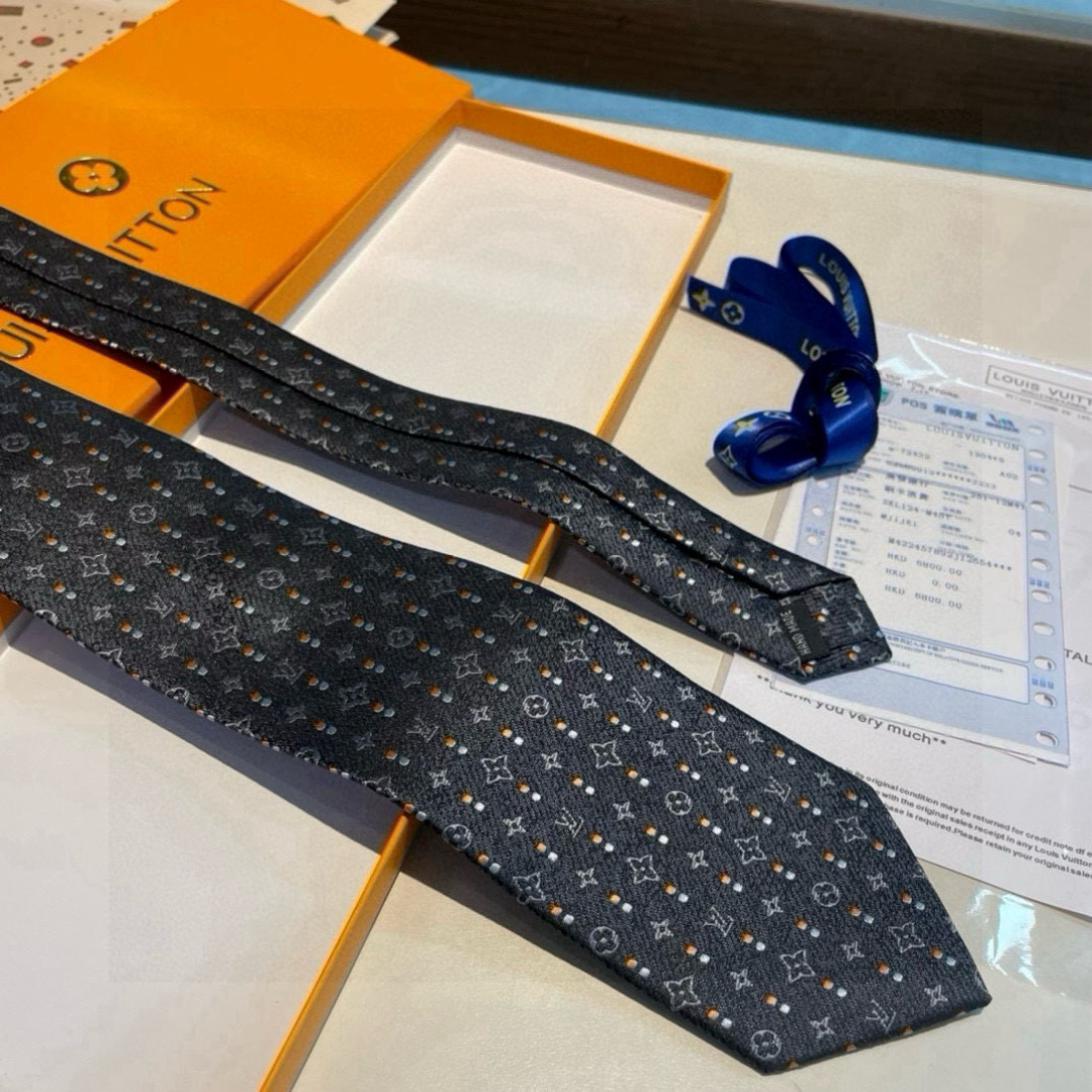 特价👏专柜同歩👔👔精致的小Logo提花，低调奢华大气的配色，这款领带将Lv标志性的Damier图案以同色
