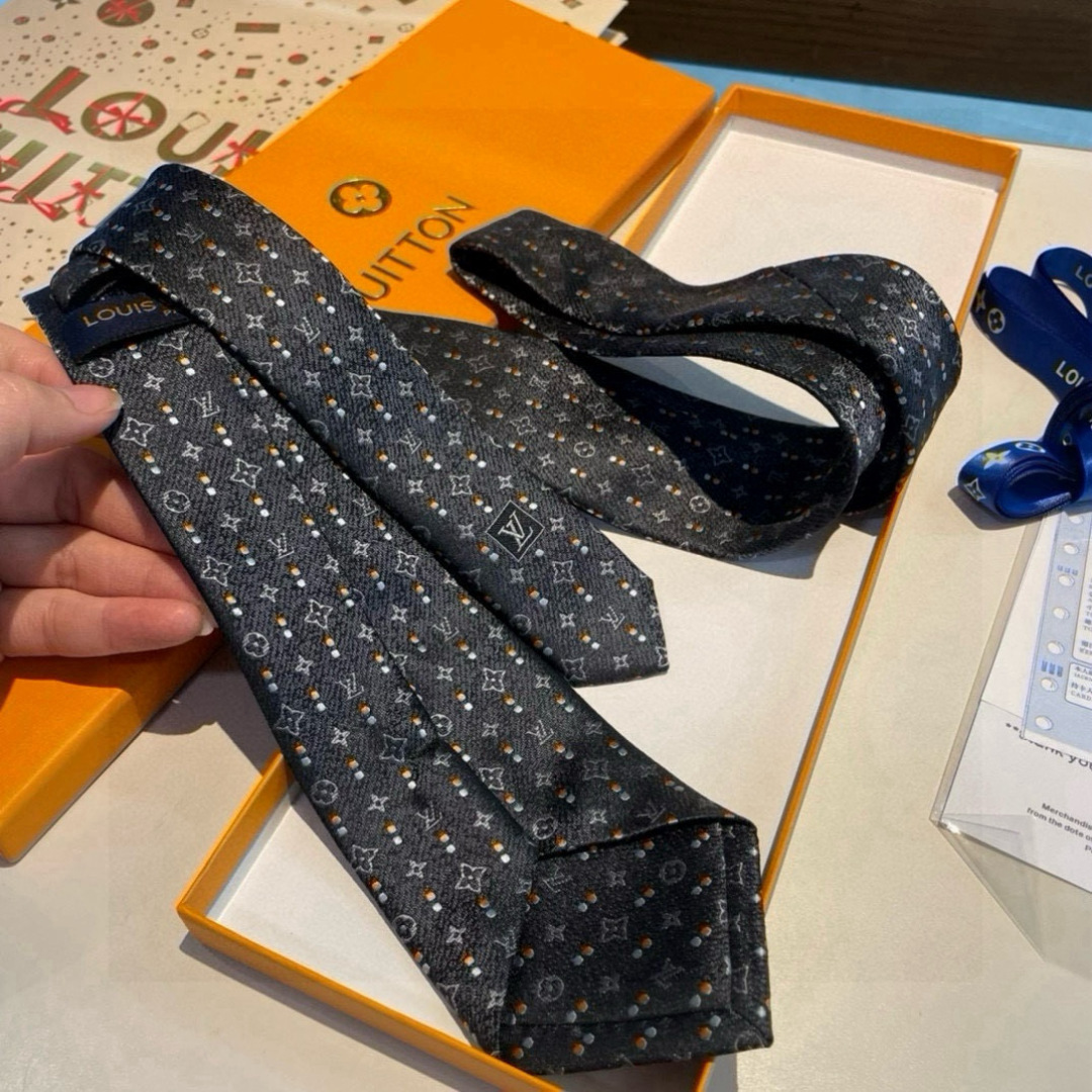 特价👏专柜同歩👔👔精致的小Logo提花，低调奢华大气的配色，这款领带将Lv标志性的Damier图案以同色