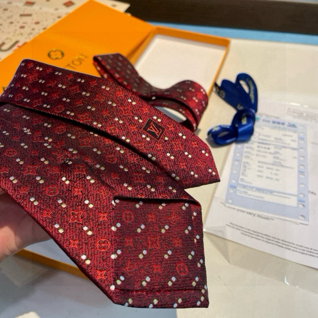 特价👏专柜同歩👔👔精致的小Logo提花，低调奢华大气的配色，这款领带将Lv标志性的Damier图案以同色