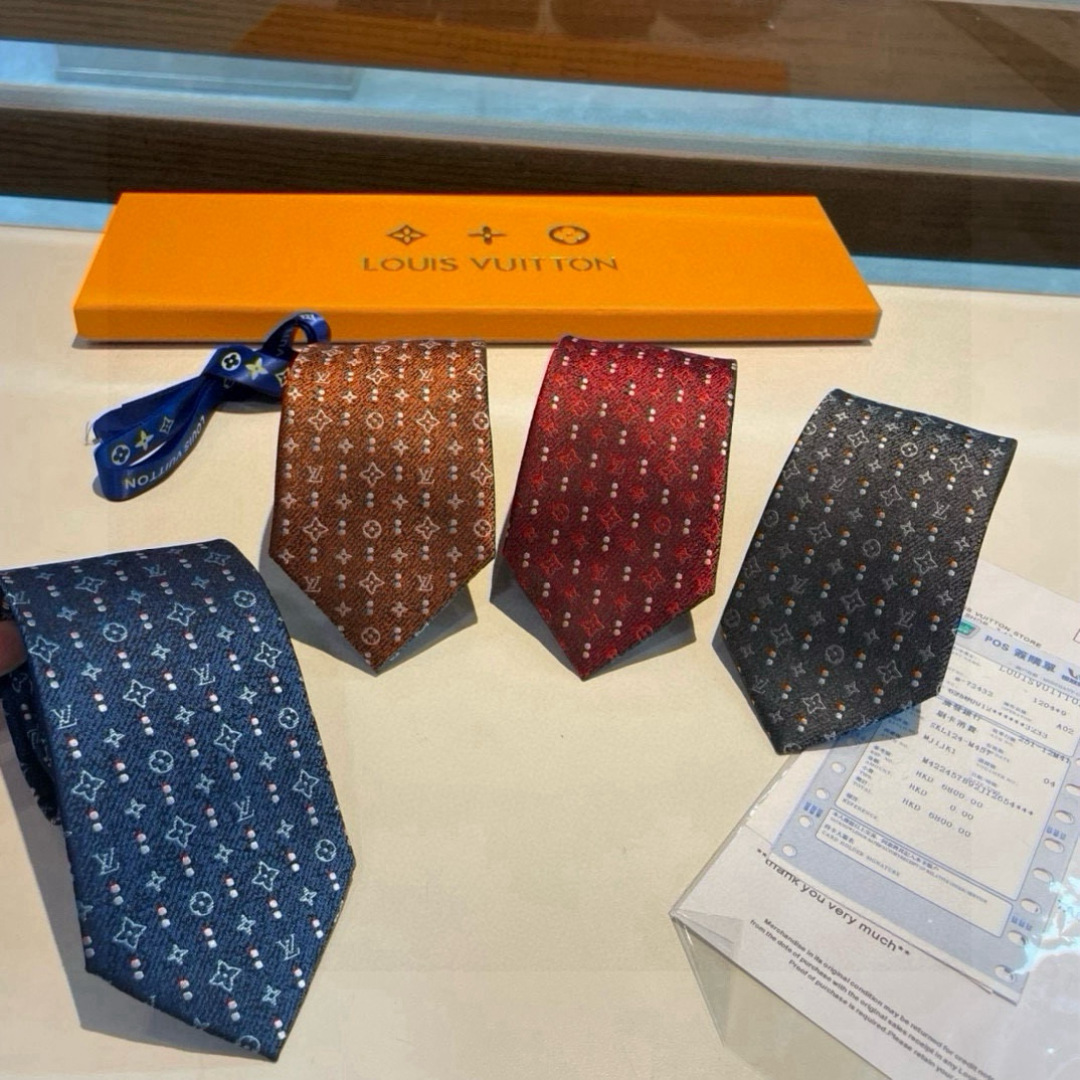 特价👏专柜同歩👔👔精致的小Logo提花，低调奢华大气的配色，这款领带将Lv标志性的Damier图案以同色
