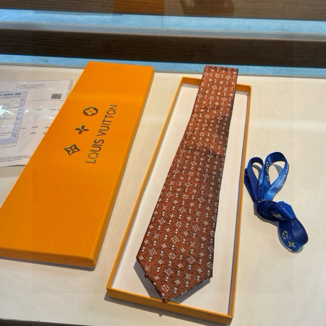 特价👏专柜同歩👔👔精致的小Logo提花，低调奢华大气的配色，这款领带将Lv标志性的Damier图案以同色