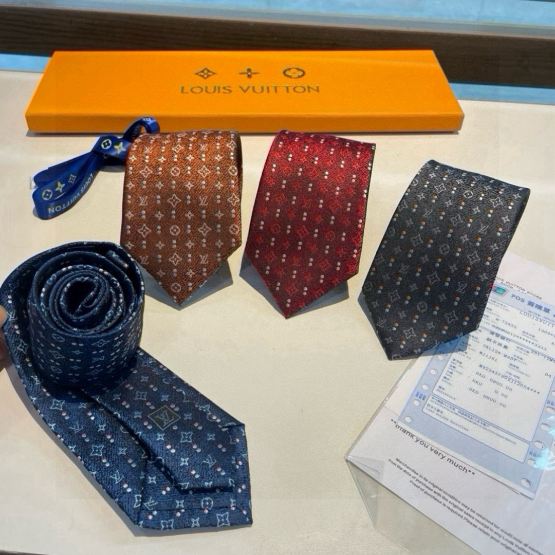 特价👏专柜同歩👔👔精致的小Logo提花，低调奢华大气的配色，这款领带将Lv标志性的Damier图案以同色