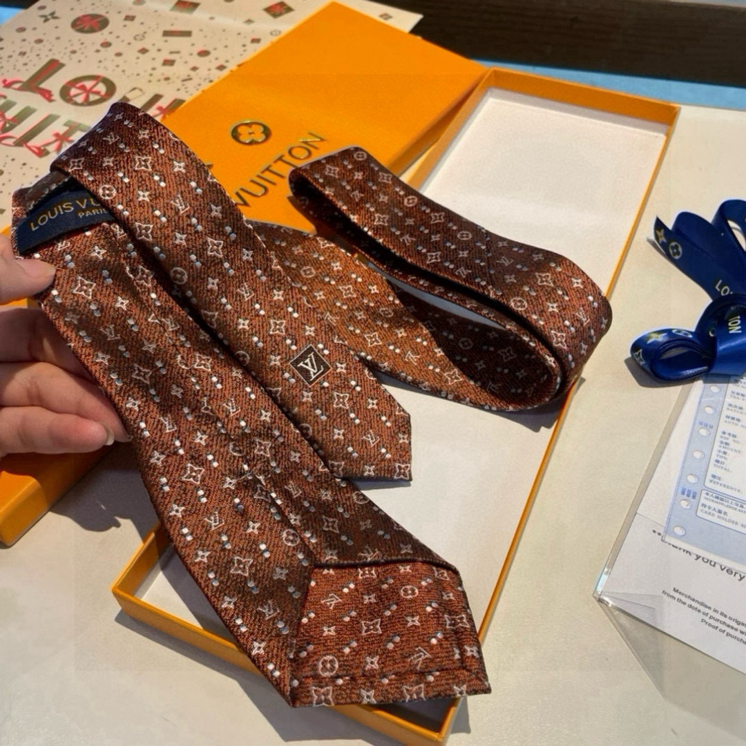 特价👏专柜同歩👔👔精致的小Logo提花，低调奢华大气的配色，这款领带将Lv标志性的Damier图案以同色