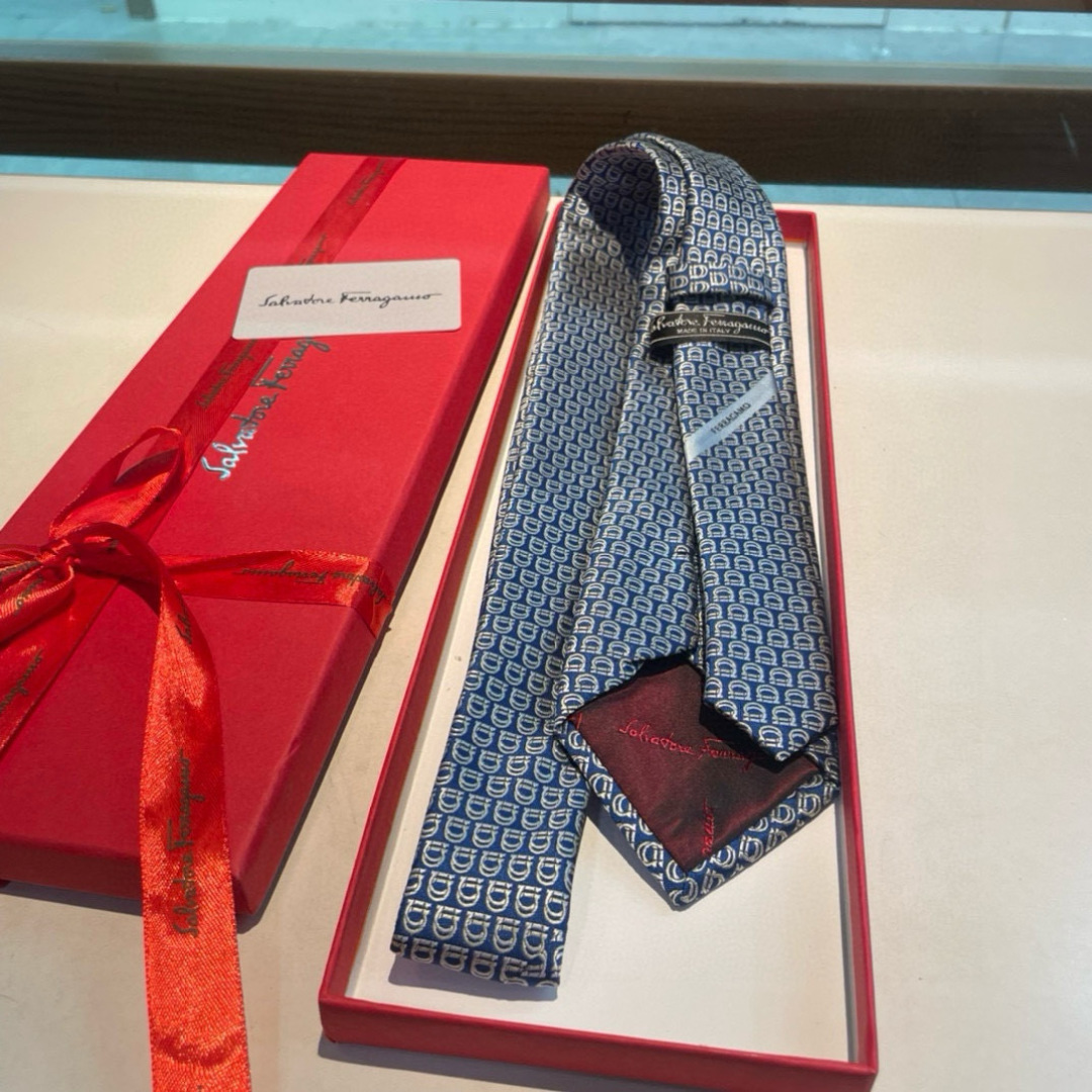 特价特 配包装  菲拉格慕男士新款领带系列👔👔，让男士可以充分展示自己个性。100%顶级斜纹真丝手工定制