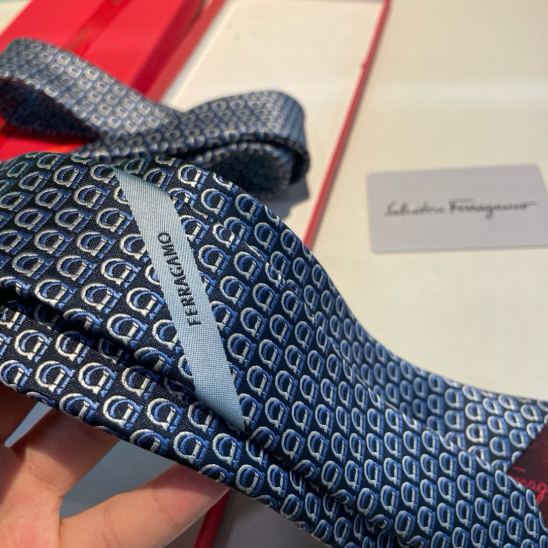 特价特 配包装  菲拉格慕男士新款领带系列👔👔，让男士可以充分展示自己个性。100%顶级斜纹真丝手工定制