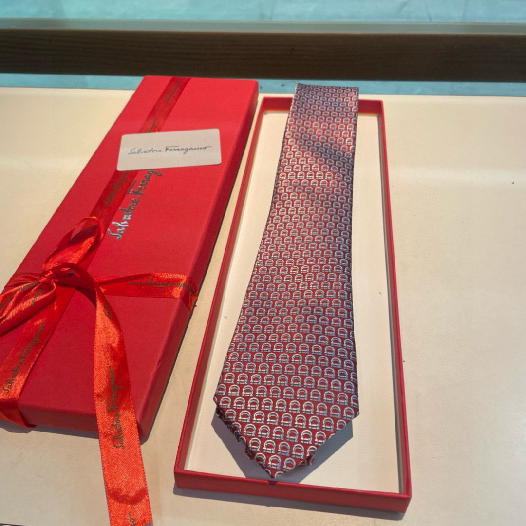 特价特 配包装  菲拉格慕男士新款领带系列👔👔，让男士可以充分展示自己个性。100%顶级斜纹真丝手工定制